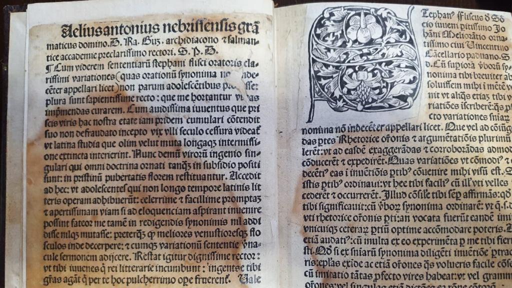 Detalle interior del incunable de Antonio de Nebrija.