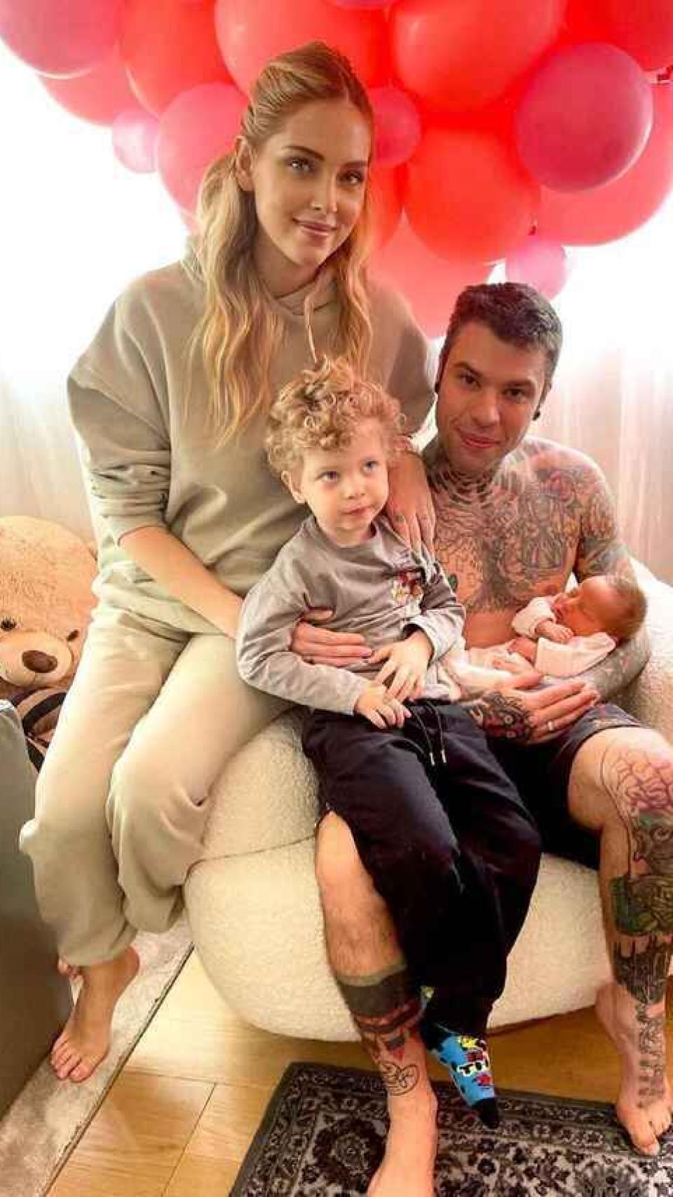 Chiara y Fedez junto a sus dos hijos, Leo y Vittoria.