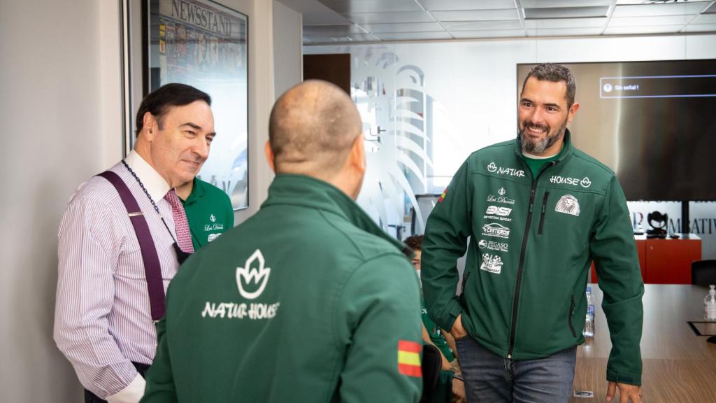 Pedro J. Ramírez, presidente ejecutivo y director de EL ESPAÑOL; Kilian Revuelta y Mariano De Quadros dialogan en la redacción de EL ESPAÑOL