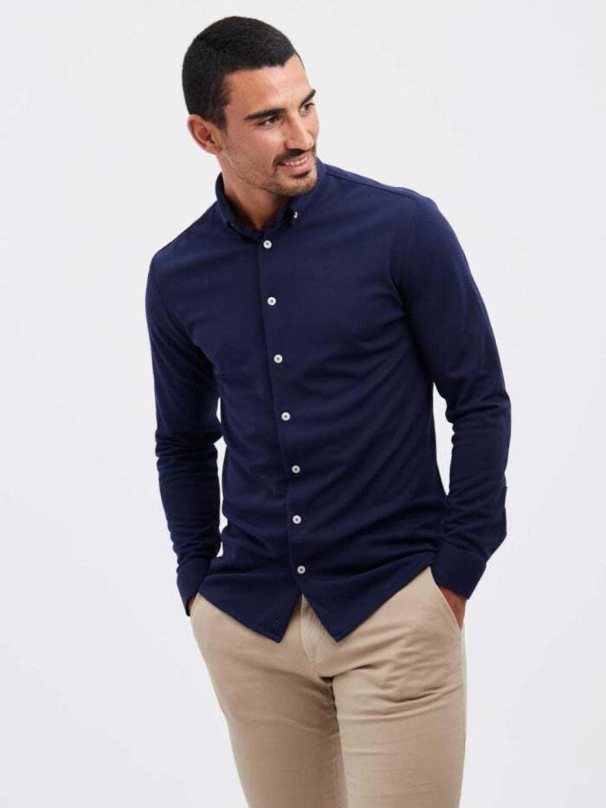 Camisa para hombre en azul marino.