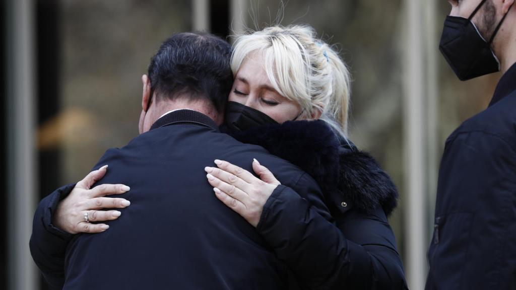 La exmujer de Carlos Marín, rota de dolor abrazada a un familiar.