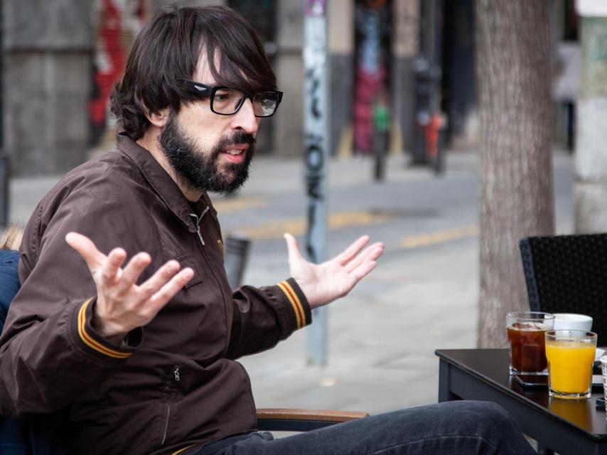 Quique Peinado desayunando en Malasaña.