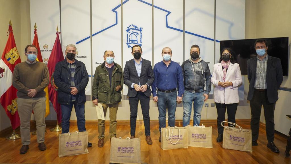 Conrado Íscar junto con los agricultores premiados