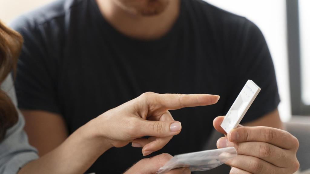 Así funcionan los test rápidos de antígenos de saliva que distribuyen las farmacias.