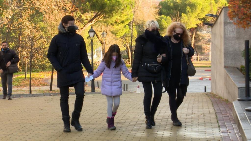 Geraldine Larrosa ha llegado al tanatorio de San Isidro acompañada de su hija y algunos familiares.