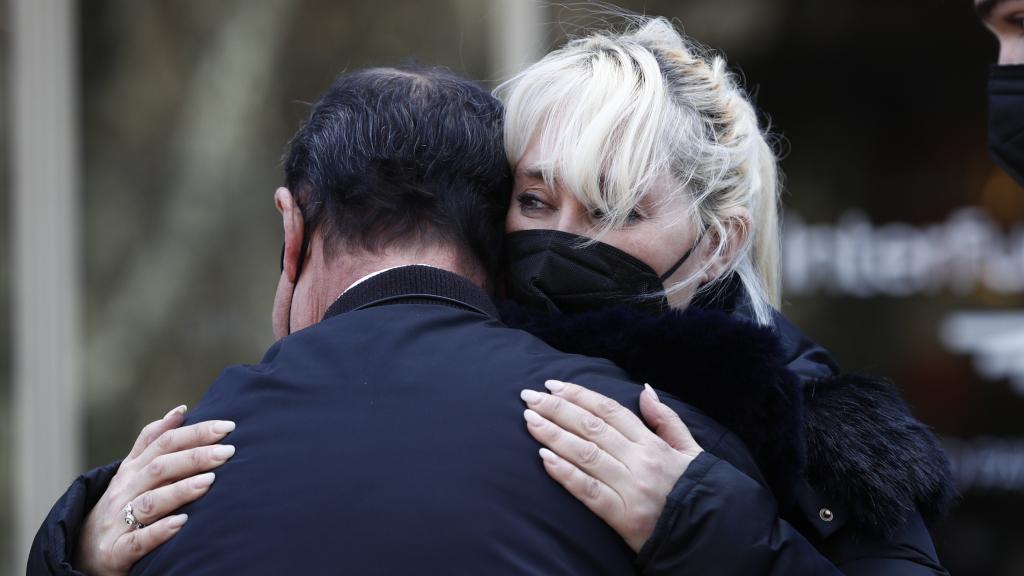 Geraldine Larrosa en el Tanatorio de San Isidro.