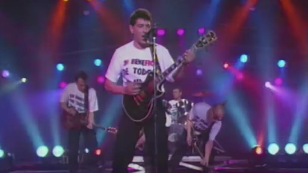 Los integrantes de Siniestro Total interpretando 'Camino de la cama' en el programa RockoPop en 1990.