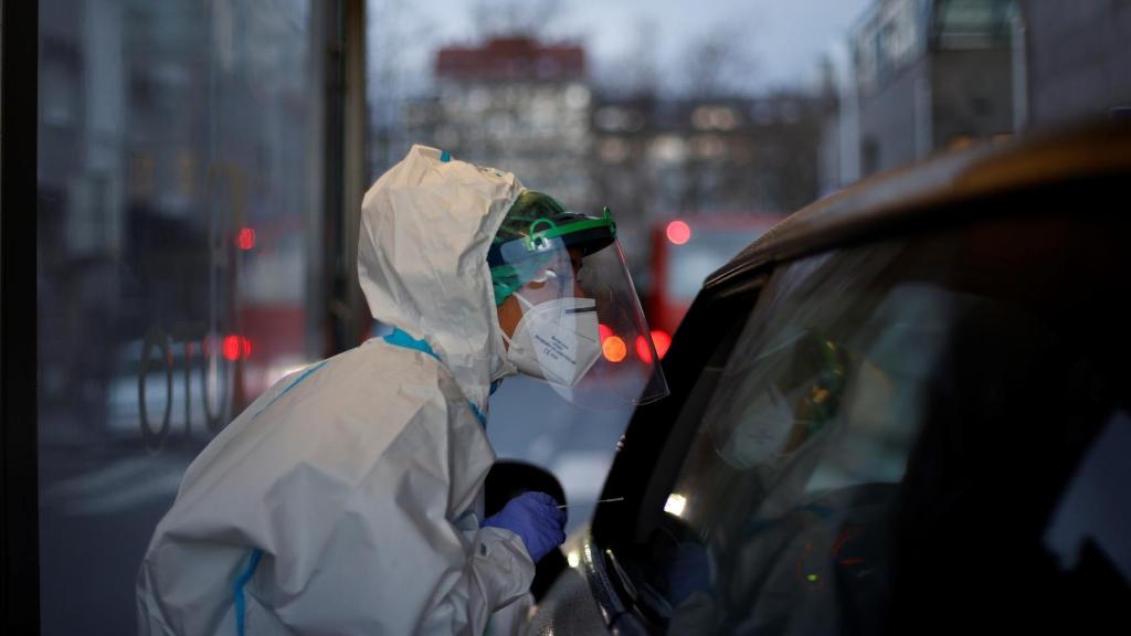 Una sanitaria realiza una prueba PCR a un conductor.