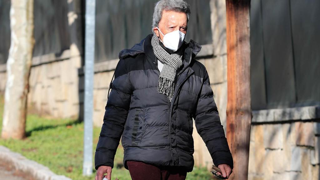 José Ortega Cano en una imagen reciente paseando por su urbanización de Madrid.