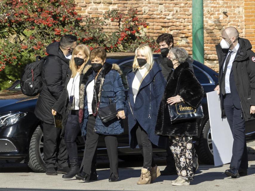 Geraldine Larossa junto a la familia de Carlos Martín en el cementerio de La Almudena.