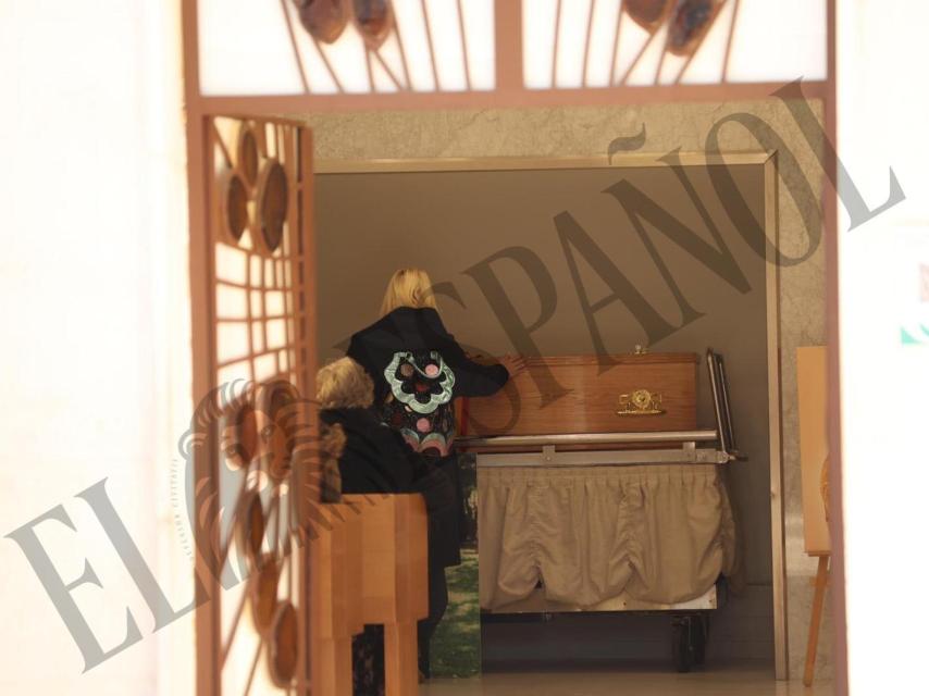 Geraldine Larrosa toca el ataúd que acoge los restos mortales de Carlos Marín, el amor de su vida.