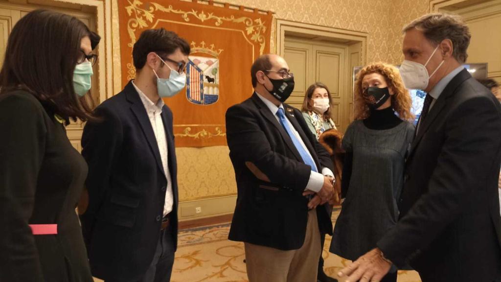 Representantes de todos los grupos políticos del Ayuntamiento