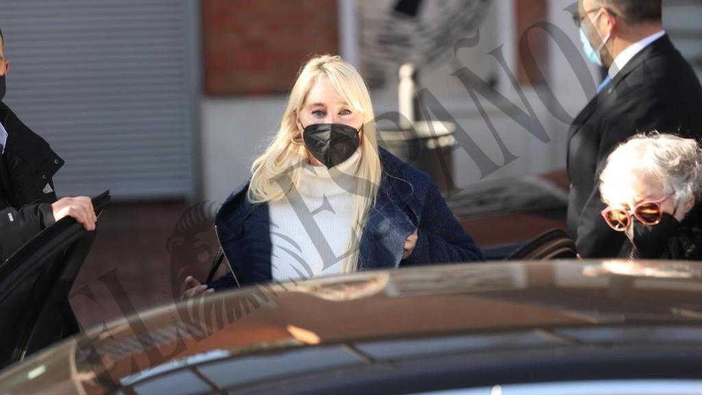 Geraldine Larrosa a la salida del responso.