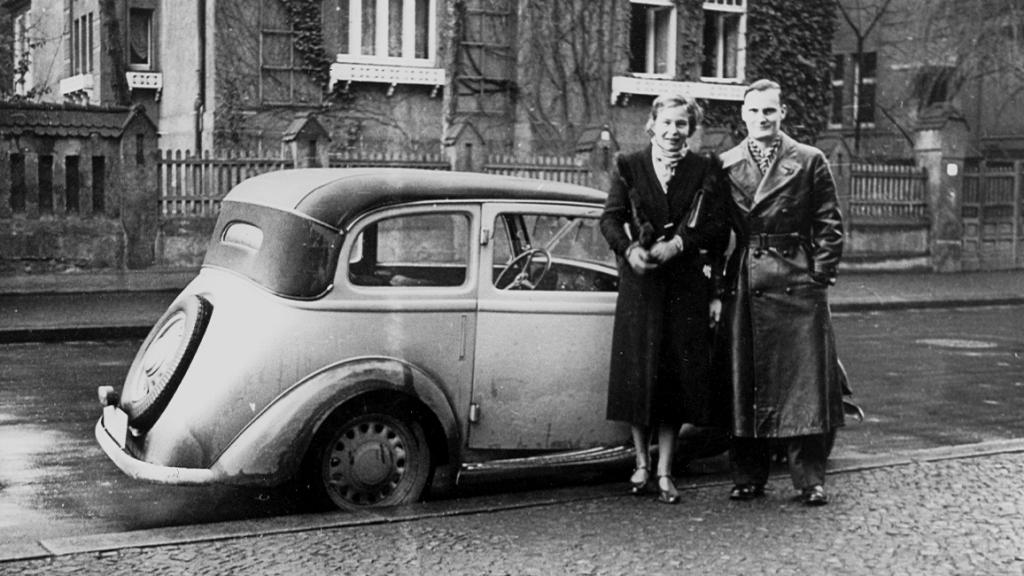 Harro y Libs posan junto a 'César', su Fiat descapotable azul de 24 caballos.