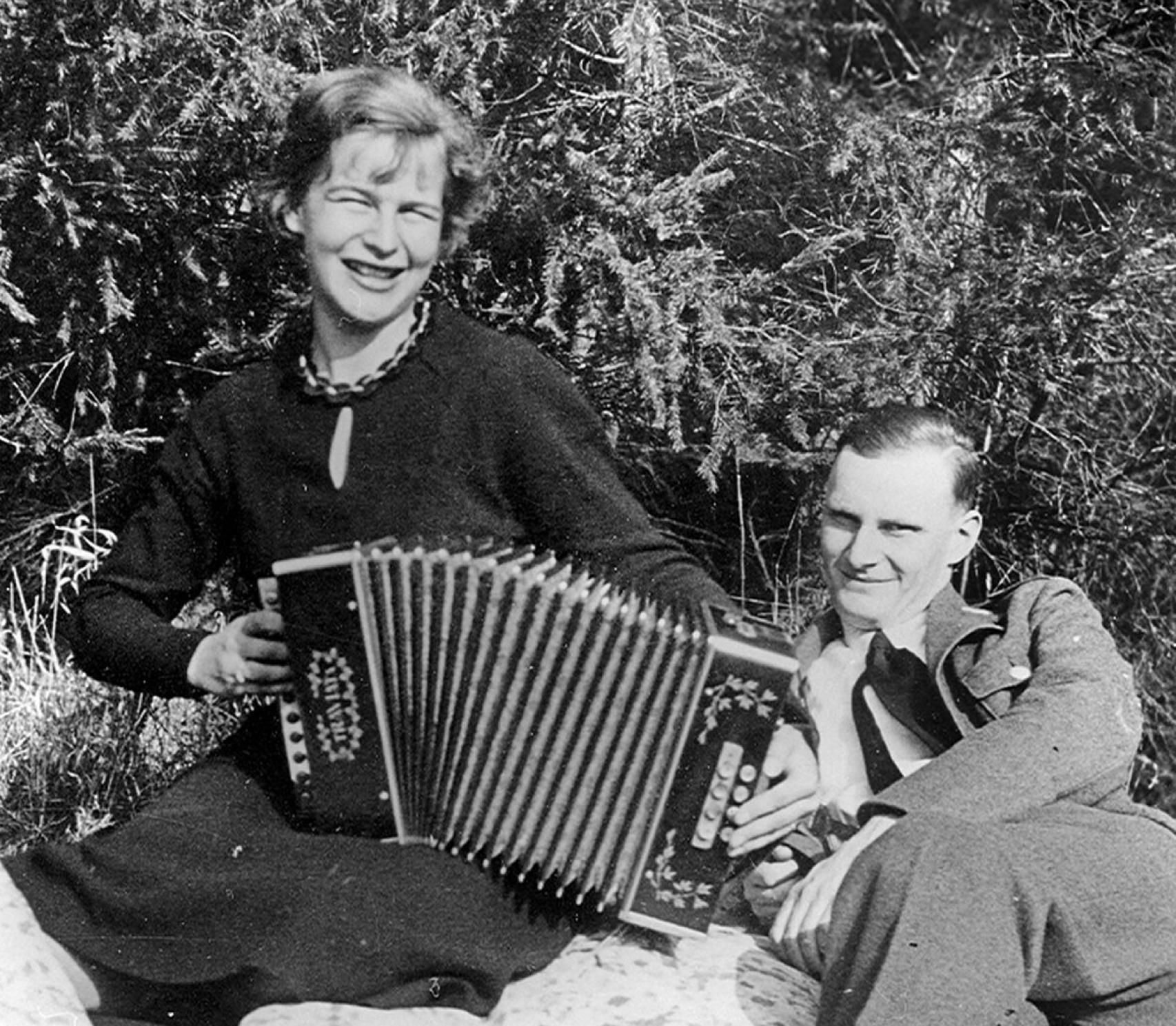 Libertas y Harro, en el palacio de Liebenberg durante la Pascua de 1936.