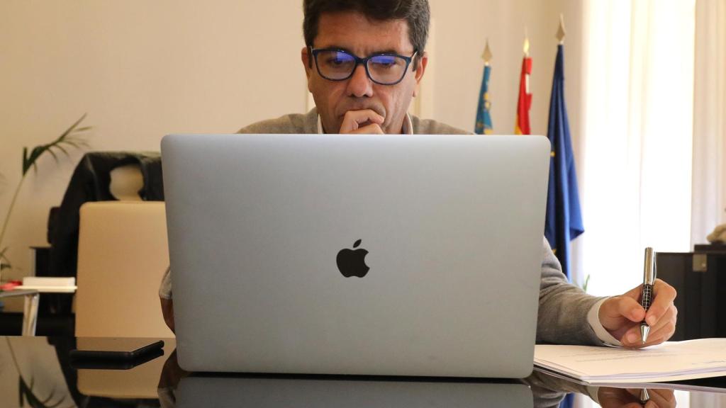 El presidente de la Diputación de Alicante, Carlos Mazón, durante la reunión.