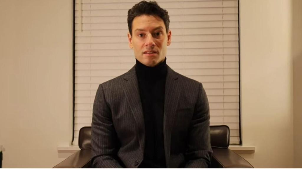 Urs Bühler durante su discurso en el homenaje a Carlos Marín.