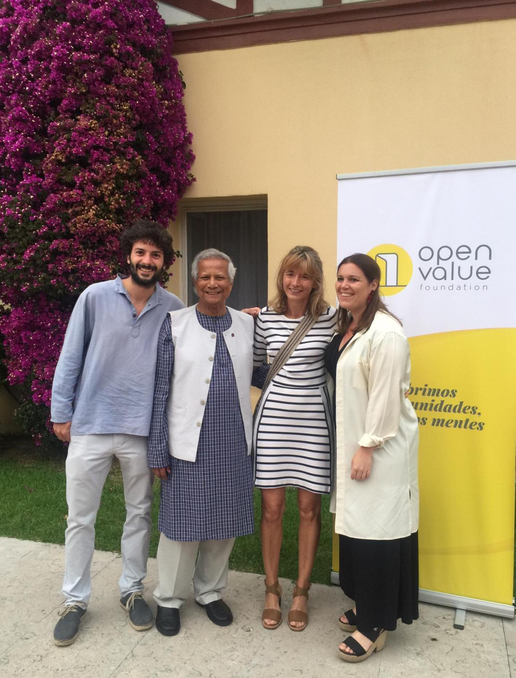 La empresaria filántropa con el Nobel de la Paz  Muhammad Yunus.