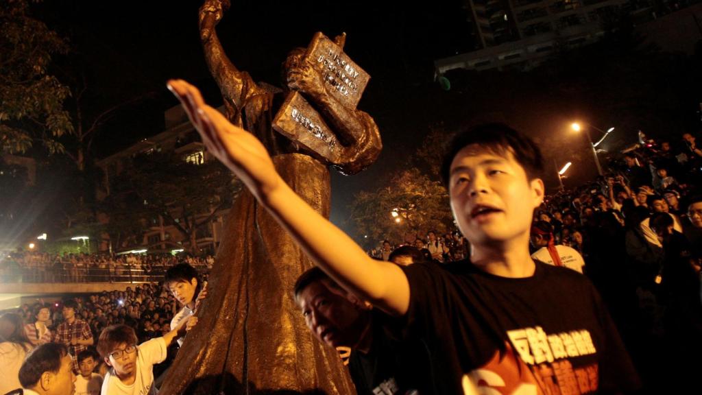 Estudiantes durante una vigilia para conmemorar el aniversario de Tiananmen.