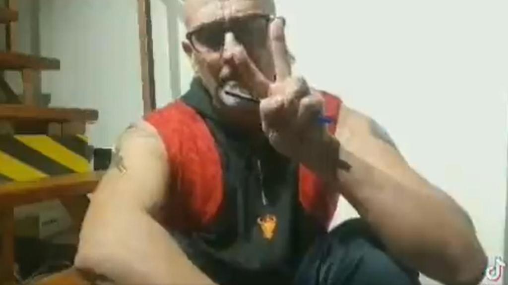 El policía de Alicante, Rafael Navarro, en el vídeo en el que habla del pasaporte Covid.