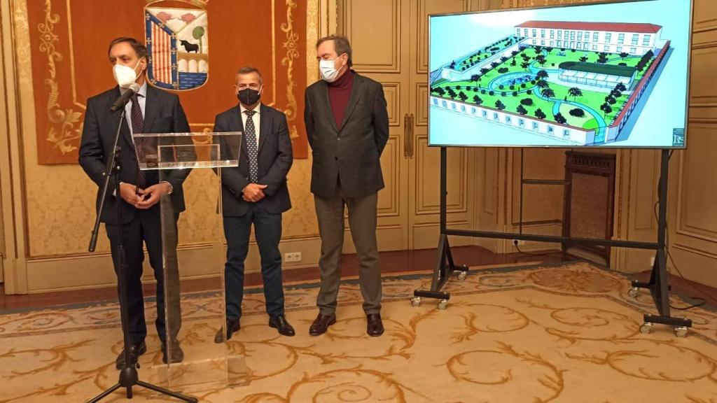 El alcalde de Salamanca, Carlos García Carbayo, el presidente de la Fundación Caja Duero, José María de la Vega, y el director del Museo Casa Lis, Pedro Pérez Castro