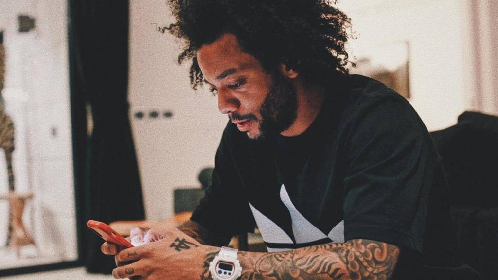 Marcelo con su teléfono móvil