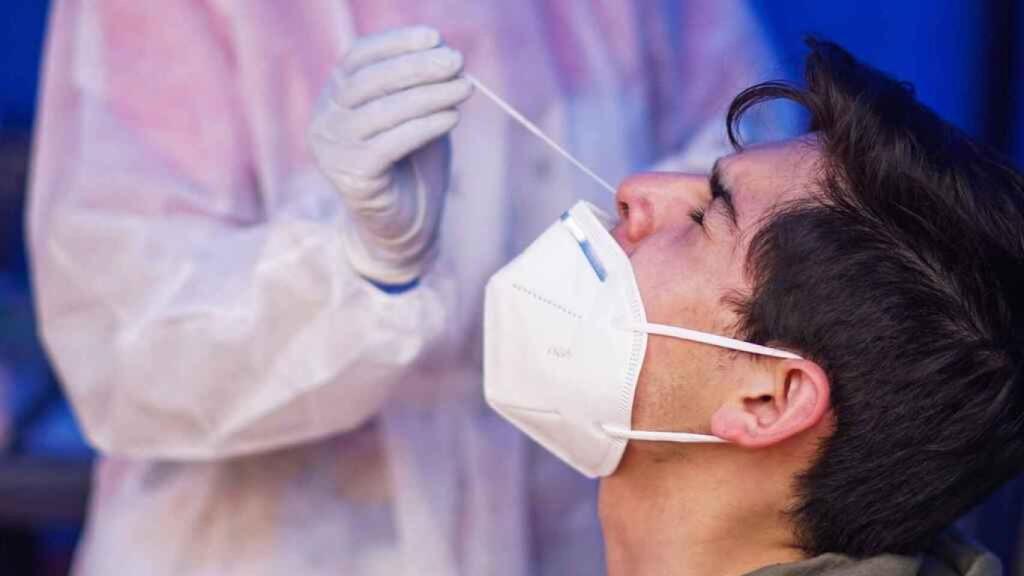 Un sanitario realiza una prueba PCR