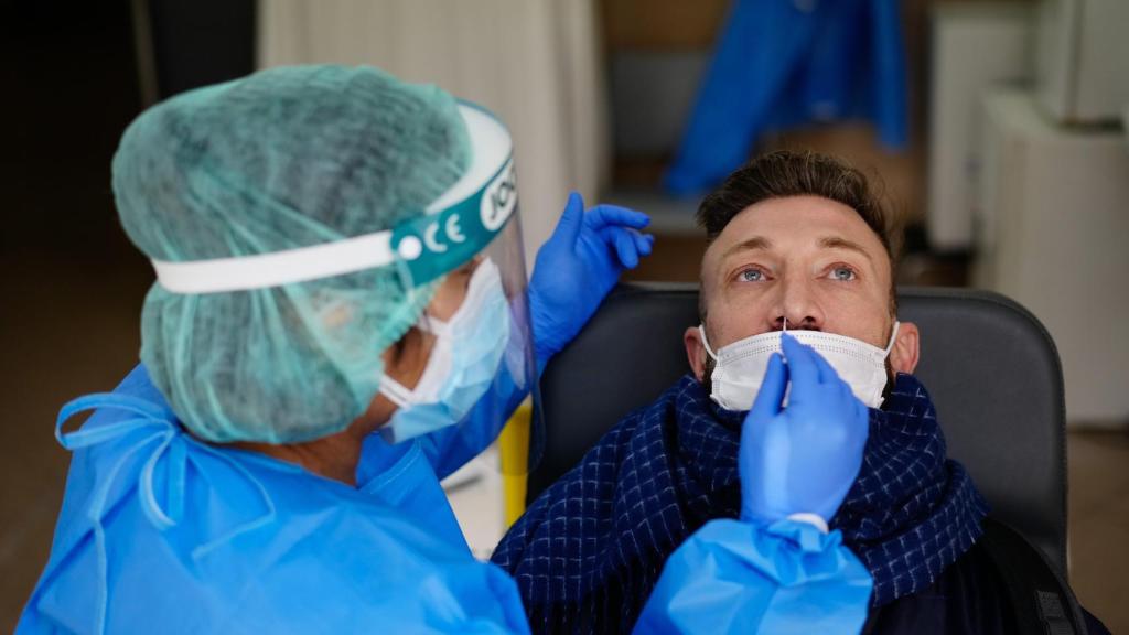 Una sanitaria realiza un test de antígenos.