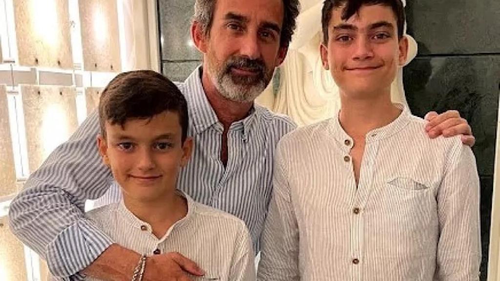 David y Hugo Kau, con su padre.