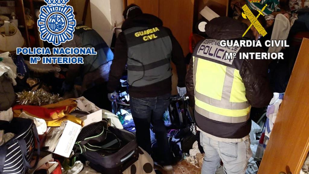 Dos agentes en uno de los registros.