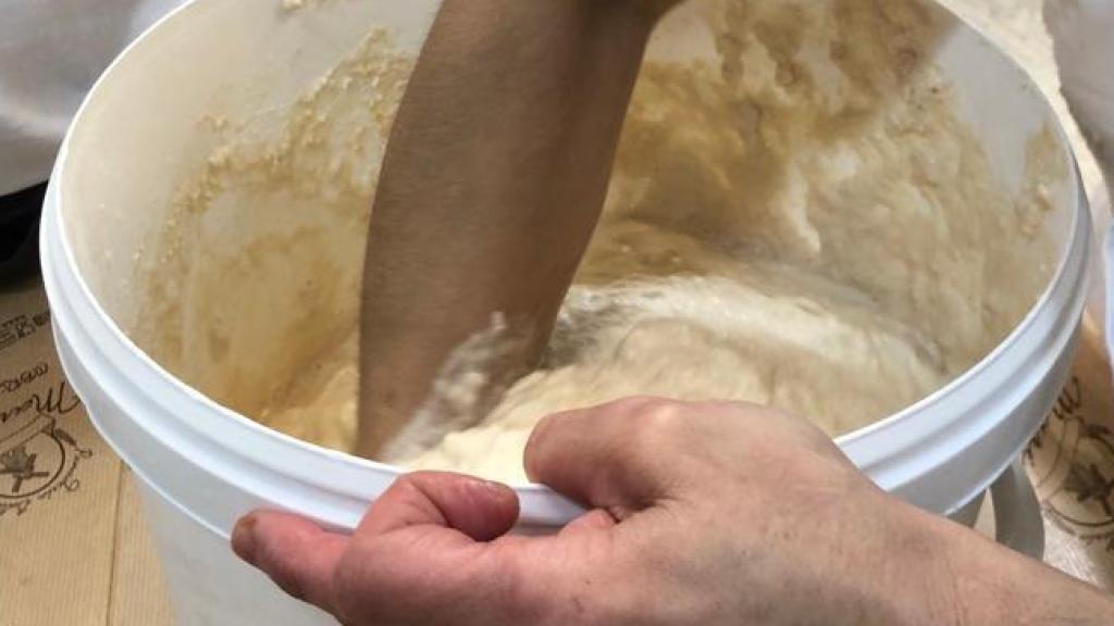 Los pasteleros realizan la masa de su 'panettone'.