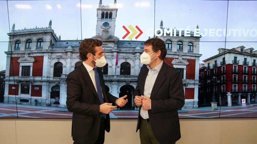 Casado (i), junto a Mañueco (d), este miércoles.