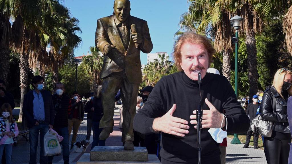 Edmundo Bigote Arrocet dando un discurso enfrente de la escultura del que fue su gran amigo, Chiquito.