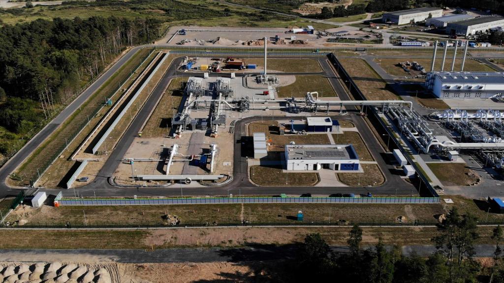 Las dos salidas de tubería del gasoducto Nord Stream 2 se muestran en las instalaciones de aterrizaje en Lubmin, Alemania.