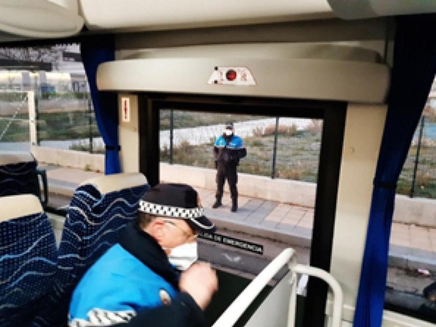 Inspección de un vehículo escolar en Arroyo