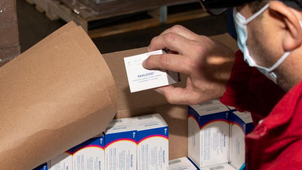 Empleados de Pfizer se preparan para repartir lotes de Paxlovid en Memphis, Tennessee. Reuters.