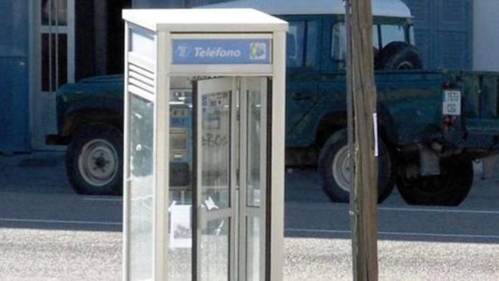 Una vieja cabina telefónica.