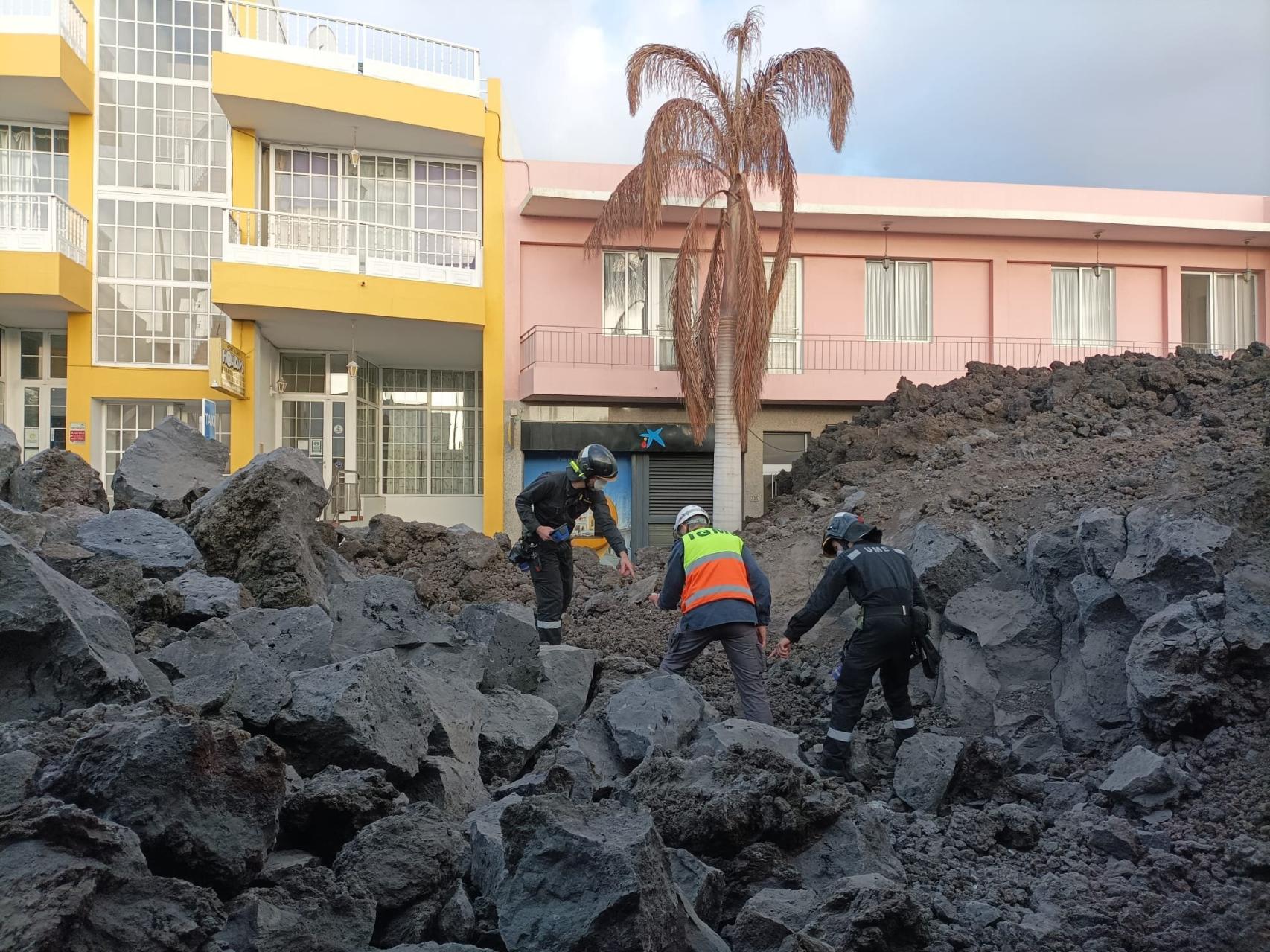 Trabajos de reconocimiento de la colada de La Laguna antes de su perforación.