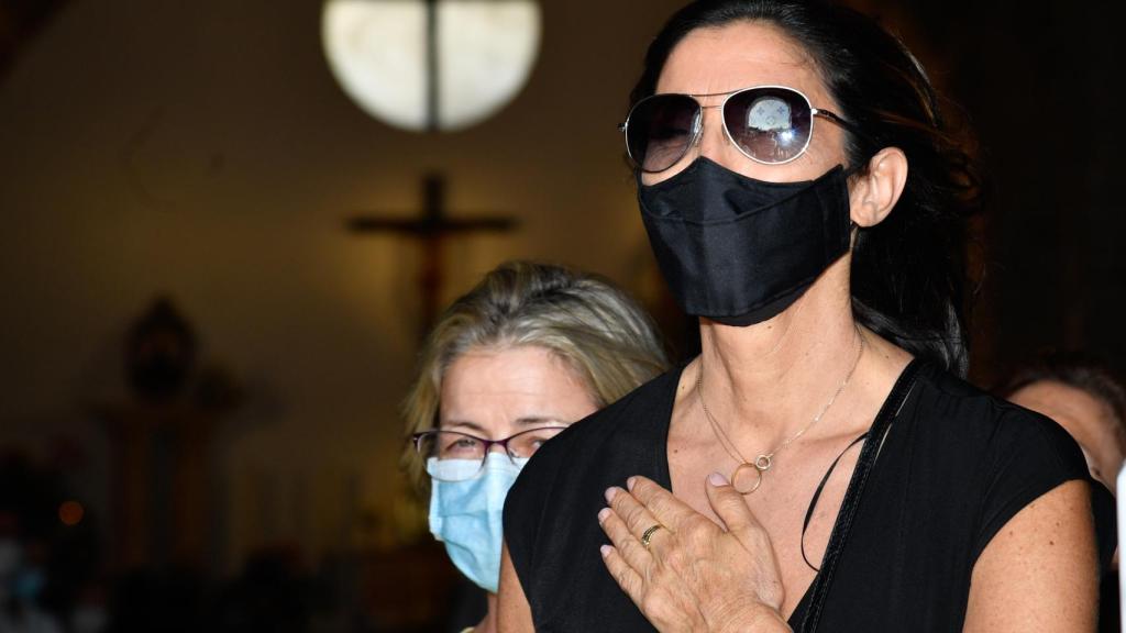 Paz Padilla durante el entierro de su marido.