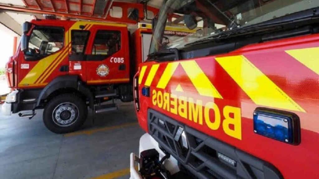 Dos atrapados en el interior de su vehículo tras volcar en La Robla