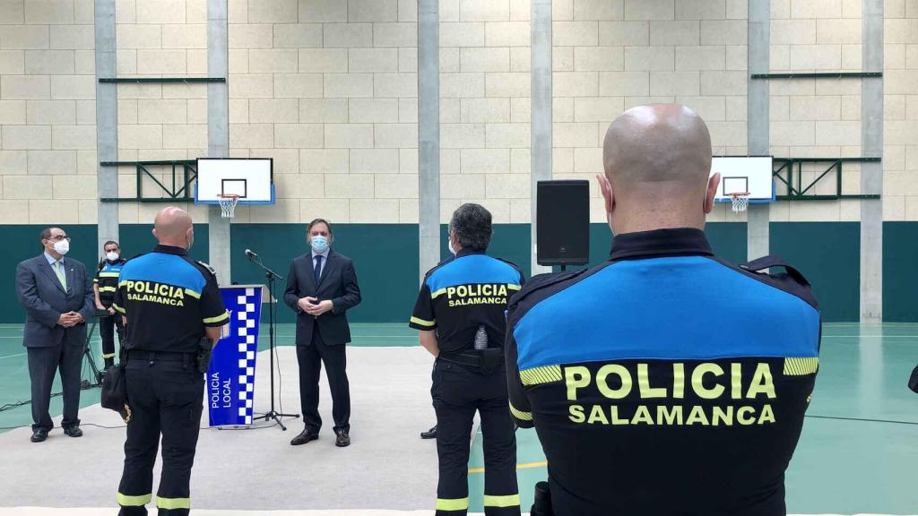 El alcalde Carlos García Carbayo preside un acto de la Polícía Local