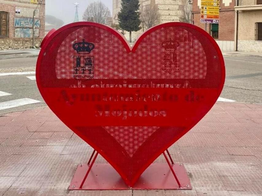 Corazón instalado en Mojados con un fin solidario