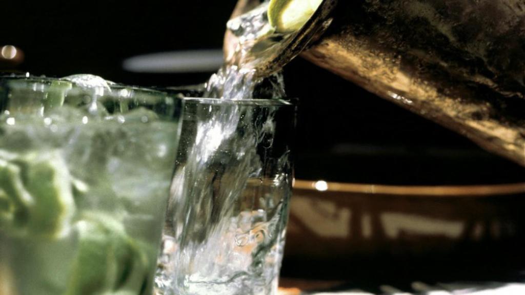 Agua fría con lima.