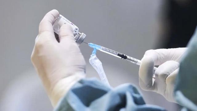 Un sanitario carga una inyección.