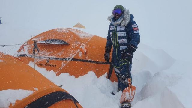 Alex Txikon durante una impresionante nevada en el Manaslu