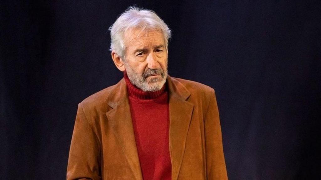 José Sacristán repasa el monólogo sobre el escenario.