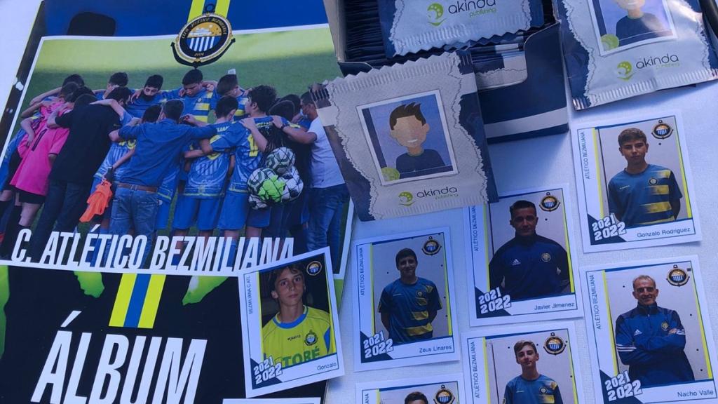 Como las grandes estrellas: el Atlético Bezmiliana de Rincón de la Victoria lanza su colección de cromos.