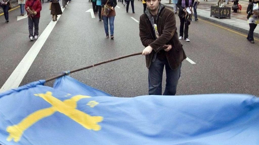 Un manifestante a favor del bable.