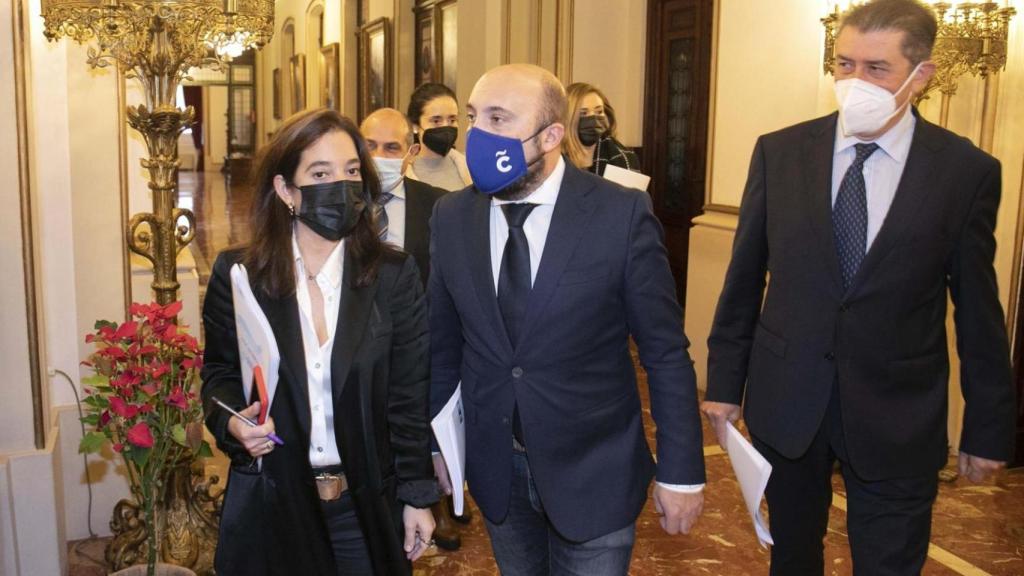 La alcaldesa de A Coruña, Inés Rey, junto al portavoz municiopal, José Manuel Lage, antes del pleno.
