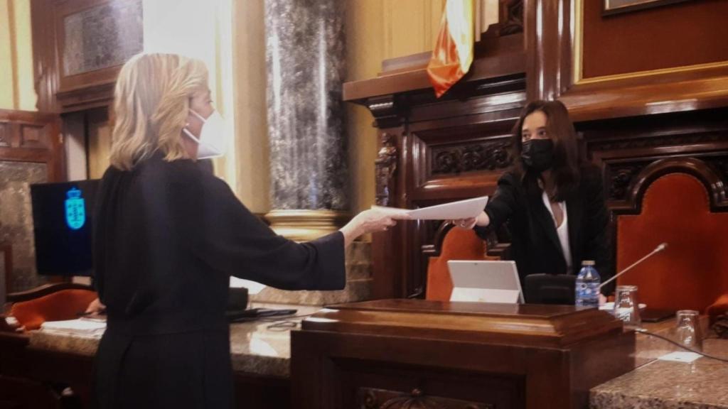 Rosa Gallego entrega las propuestas a Inés Rey.